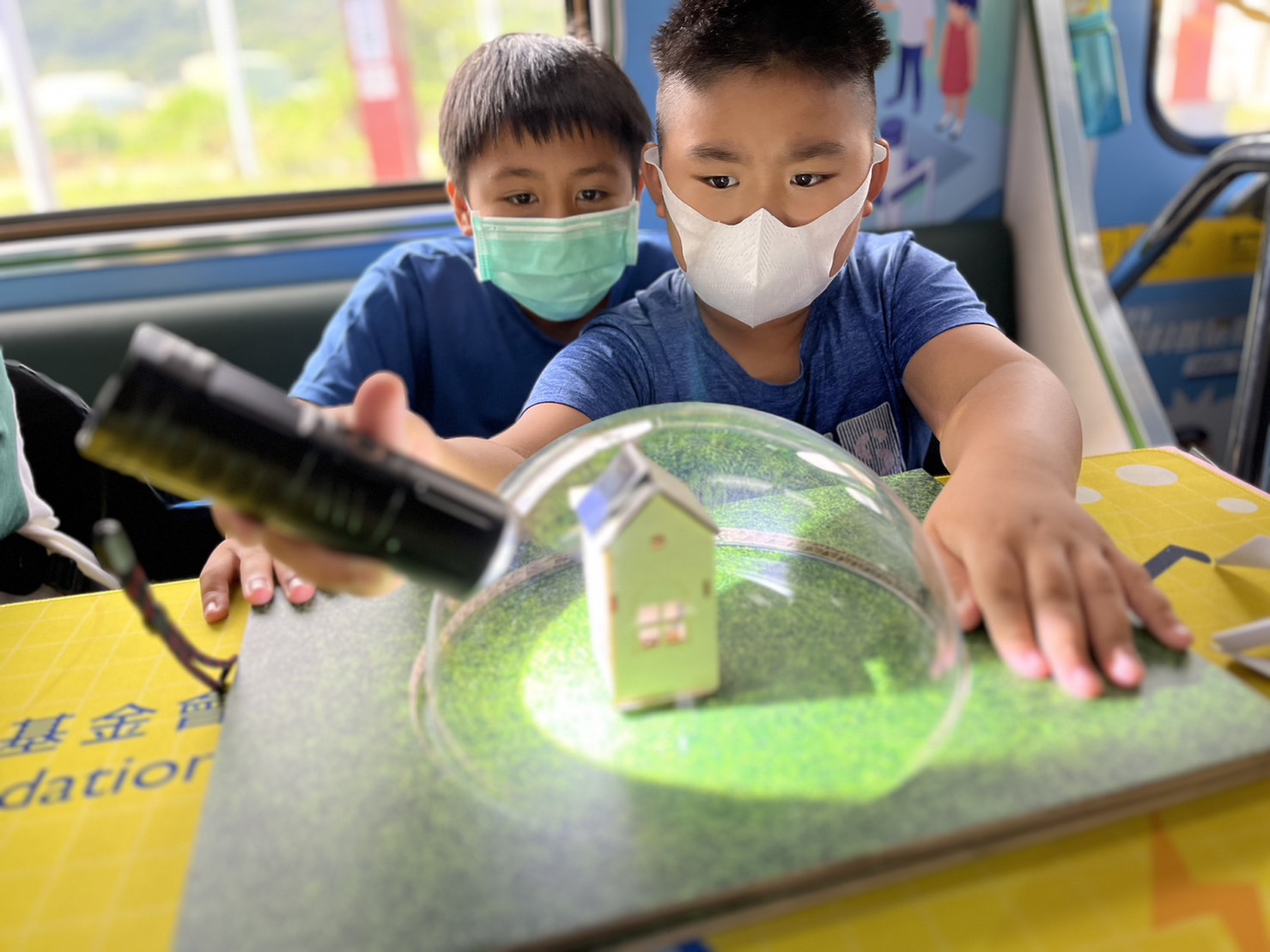 玩彩网·參與基礎科學主題車廂，以STEAM教學精神，設計「逐日科學家」、「太陽能工程師」以及「淨零建築師」三大能源科普課程和實驗