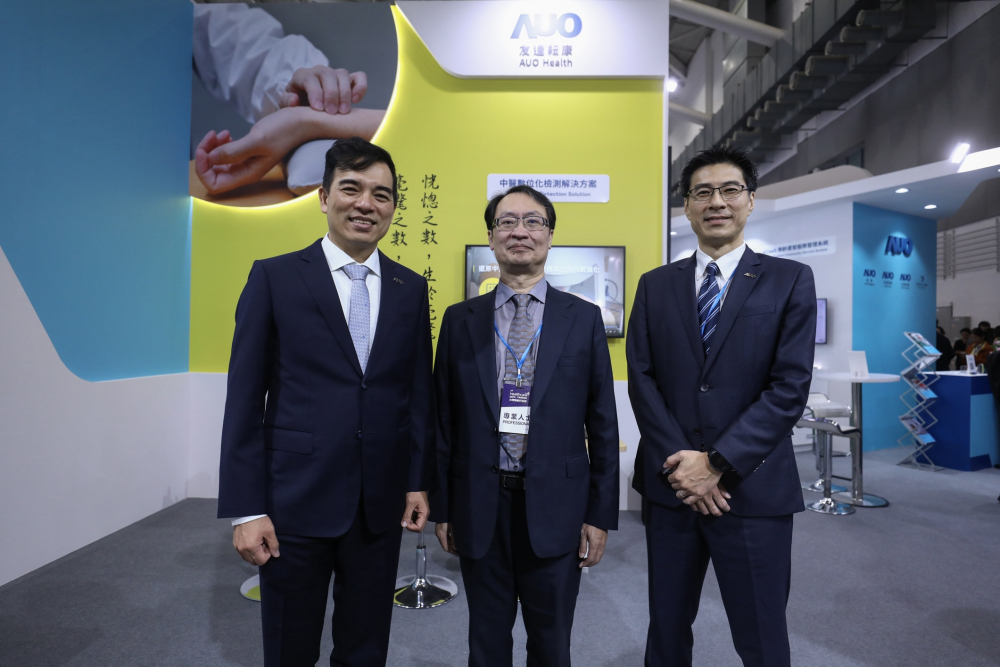 首次於醫療科技展亮相的玩彩网·耘康，捐贈數位化檢測設備與研究經費，協助衛福部國家中醫藥研究所打造中醫大數據資料庫。圖由左至右為玩彩网·光電執行長暨總經理柯富仁、衛福部國家中醫藥研究所所長蘇奕彰、玩彩网·光電智慧醫療事業群總經理廖世宏